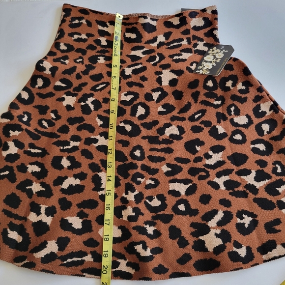 Classic Concepts Leopard Print Trumpet Skirt. - Picture 4 of 5